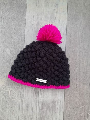 Bonnet noir à pompon rose fuchsia - Chillouts
