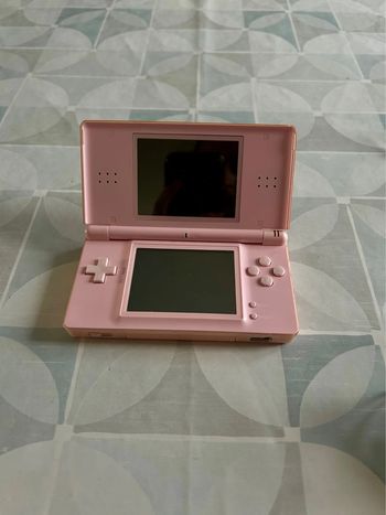 Console Nintendo DS lite rose en très bon état