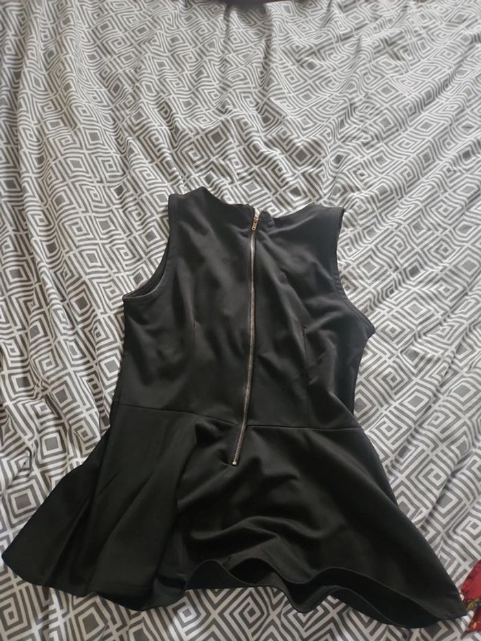 Top peplum noir avec bijoux - photo numéro 4