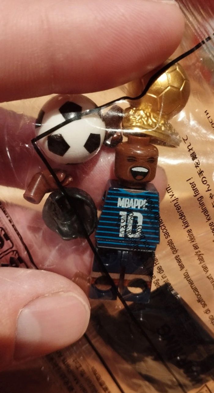 Personnage Lego football neuf Kylian m'bappé équipe de France maillot rayé - photo numéro 2
