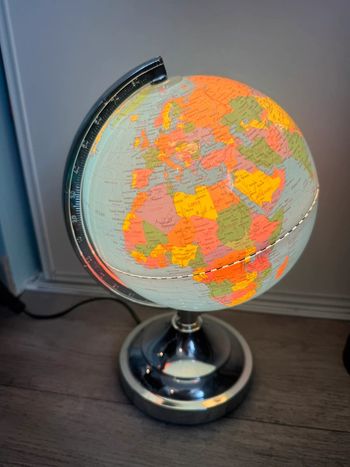 globe terrestre lumineux diamètre 20 cm environ
