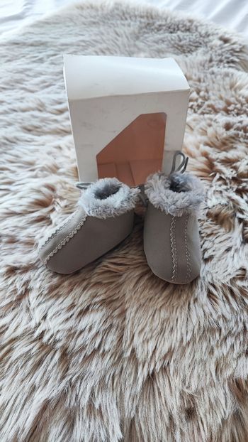 Chaussures souples grise taille 18