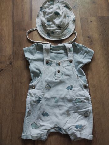 Ensemble salopette short et tee shirt