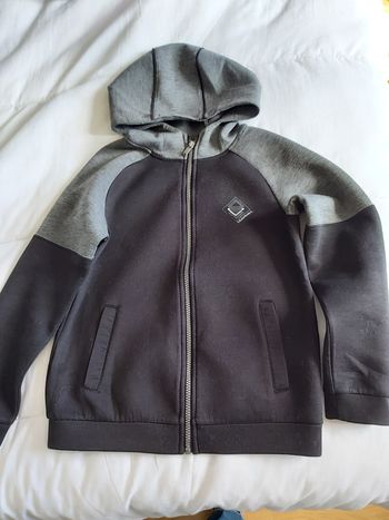 Veste noire et grise à capuche 10 ans