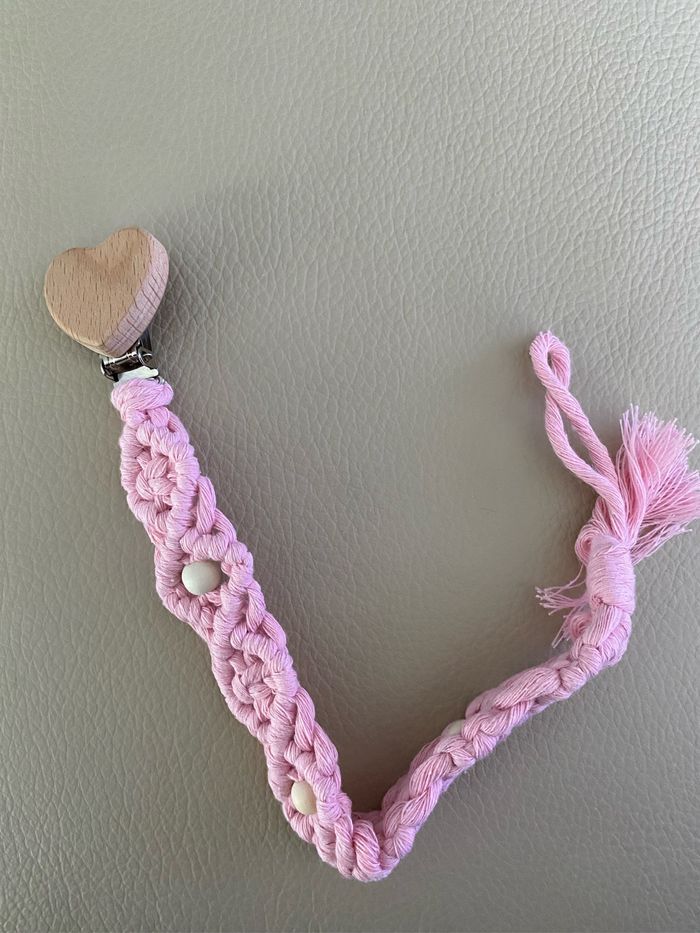 Attache tétine rose neuve