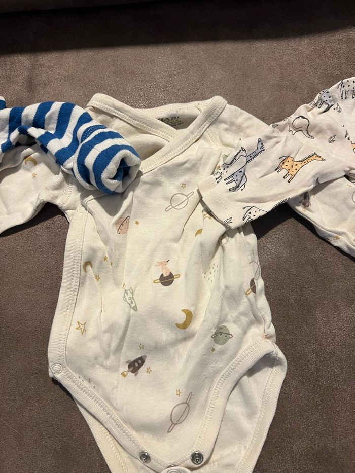 Lot bodies 3 mois - photo numéro 3