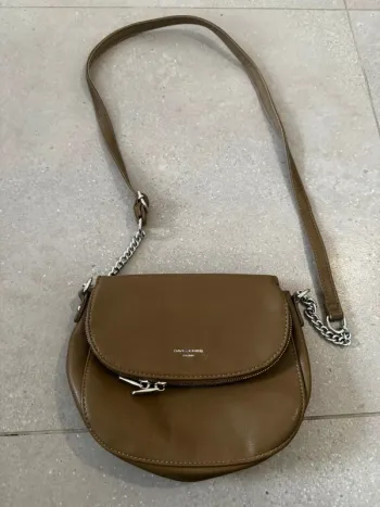 Sac à bandoulière marron David Jones, très bon état mais un petit défaut à l'arrière 22x16cm