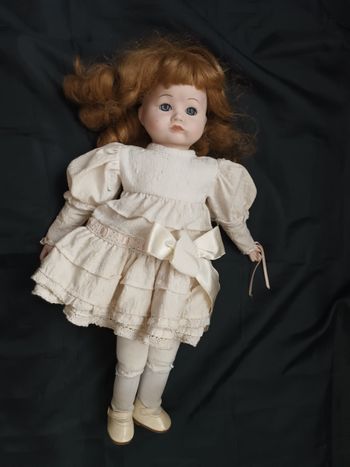 Ancienne poupée porcelaine à restaurer 