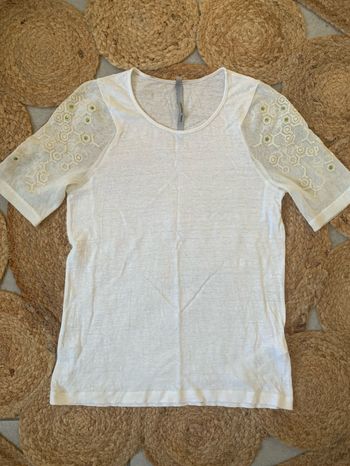 Joli te shirt écru avec strass verts taille S