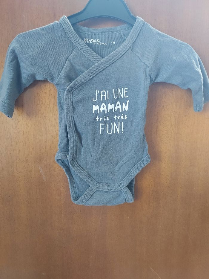 Lot bodies bébé 1 mois