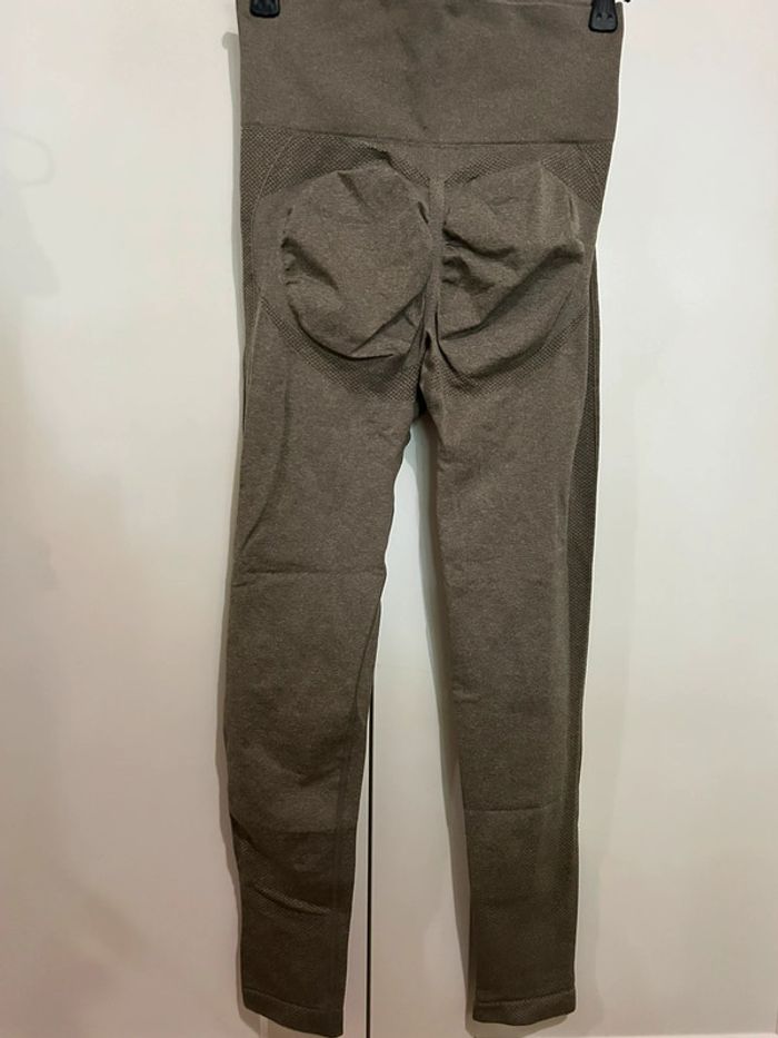 687 – legging de sport kaki avec effet push-up au niveau des fesses Shein en taille S - photo numéro 5