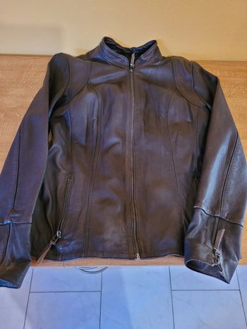 Blouson en cuir d' agneau marron, taille 42 , doublure fleurs violettes marque Naf Naf 