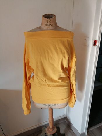 Pull long jaune épaules dénudées