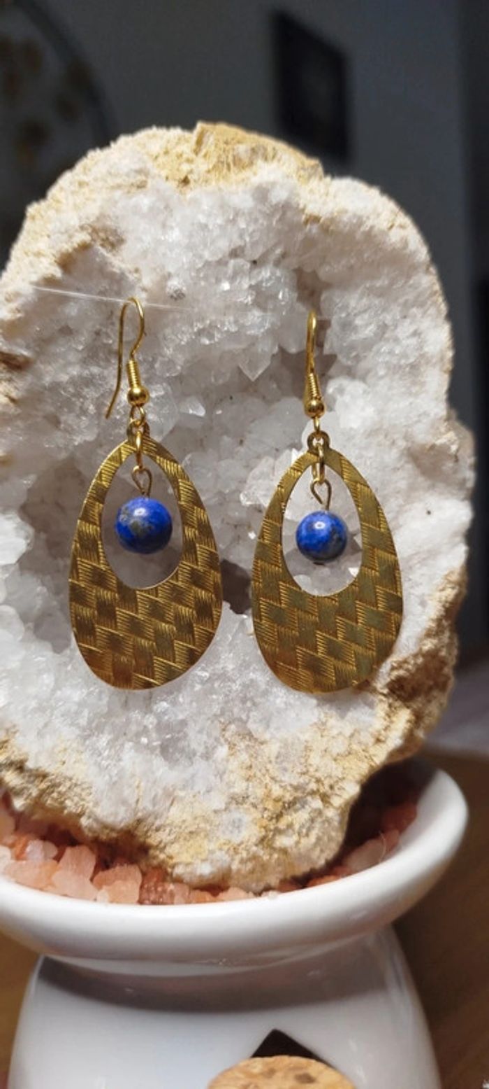 Boucles d'oreilles en lapis-lazuli.