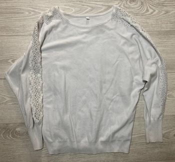 Pull blanc avec manche brodé