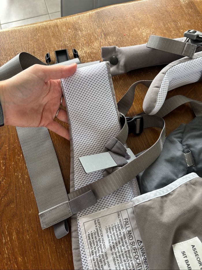 La différence principale est que le PhysioCarrier 2 est une solution tout-en-un (sans accessoire) avec une assise ajustable en largeur pour l’écart du bassin du nourrisson et une partie centrale ajustable en hauteur pour la taille de l’enfant (comme sur l - photo numéro 10