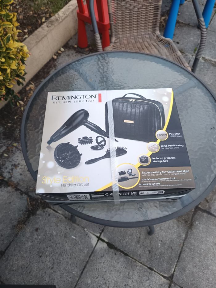 Sèche cheveux neuf de la marque Remington