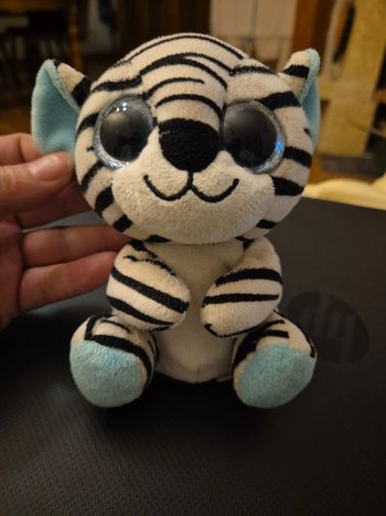 peluche tigre avec des yeux bleus scintillants