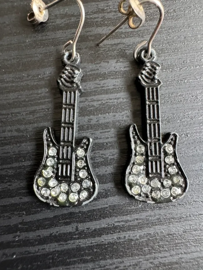 Paire de boucles d’oreilles guitares à strass noires claire’s - photo numéro 2