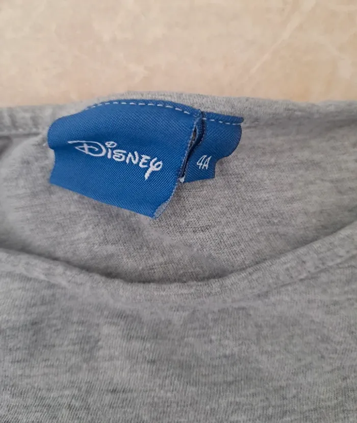 Tee shirt gris 4 ans 👧 manches courtes Elsa Disney en TBE - photo numéro 2