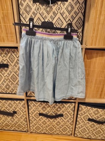 Jolie jupe bleue avec liseré pailleté très bon état