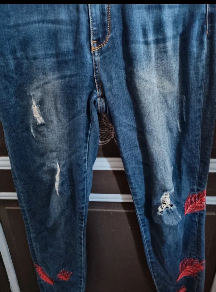 Jeans trouée avec broderie taille 38 - photo numéro 2