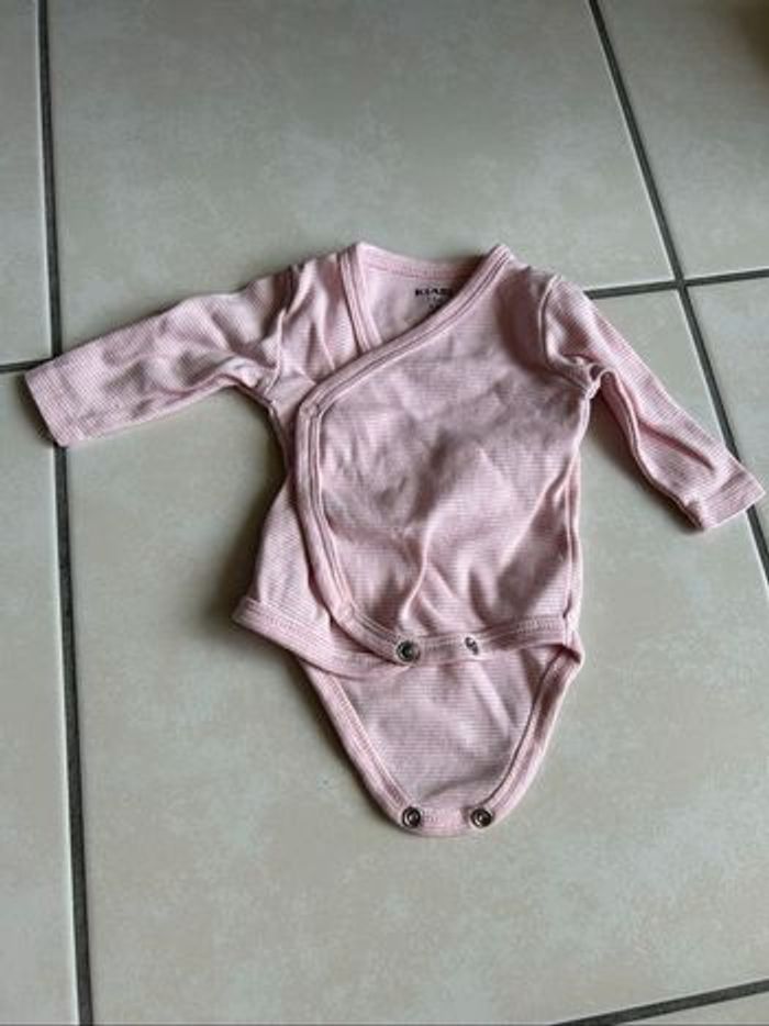 Lot bodies 1 mois - photo numéro 3