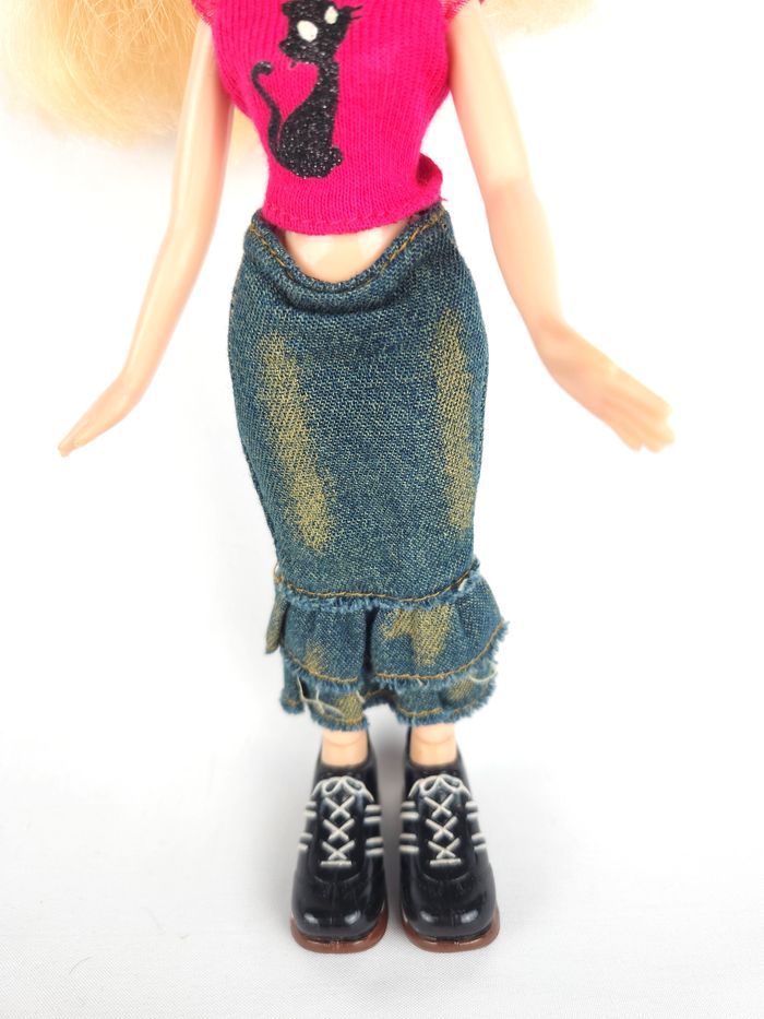 Poupée Bratz Vintage - Haut Chat Noir - Jupe Jean Longue - Bottes Lacées - photo numéro 3