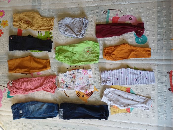 Vêtements 6 mois (body, pyjamas, t-shirt, pantalon, pull, robes) - photo numéro 7
