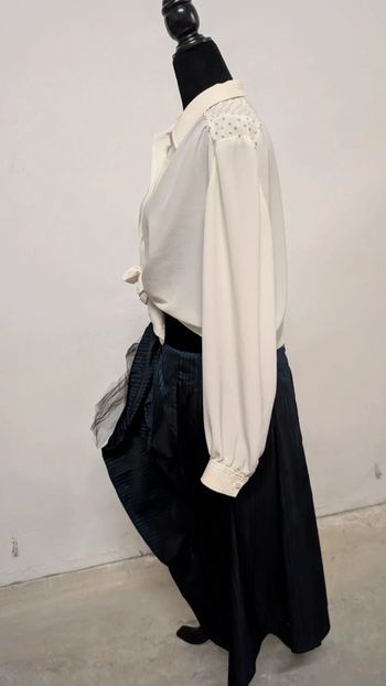 Autentic Vintage - Camisa Blusa marfil con perlas en los hombros.