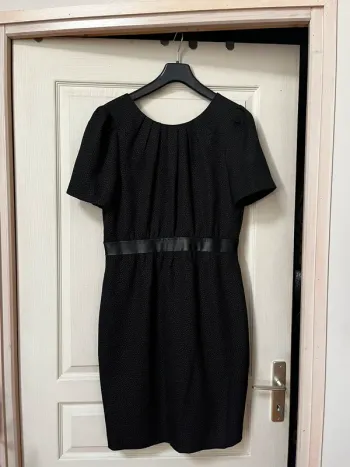 Robe noire très chic -  L 95 cm / l 50 cm -très bon état