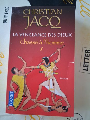 Livre de poche La vengeance des dieux chasse à l'homme de Jacq