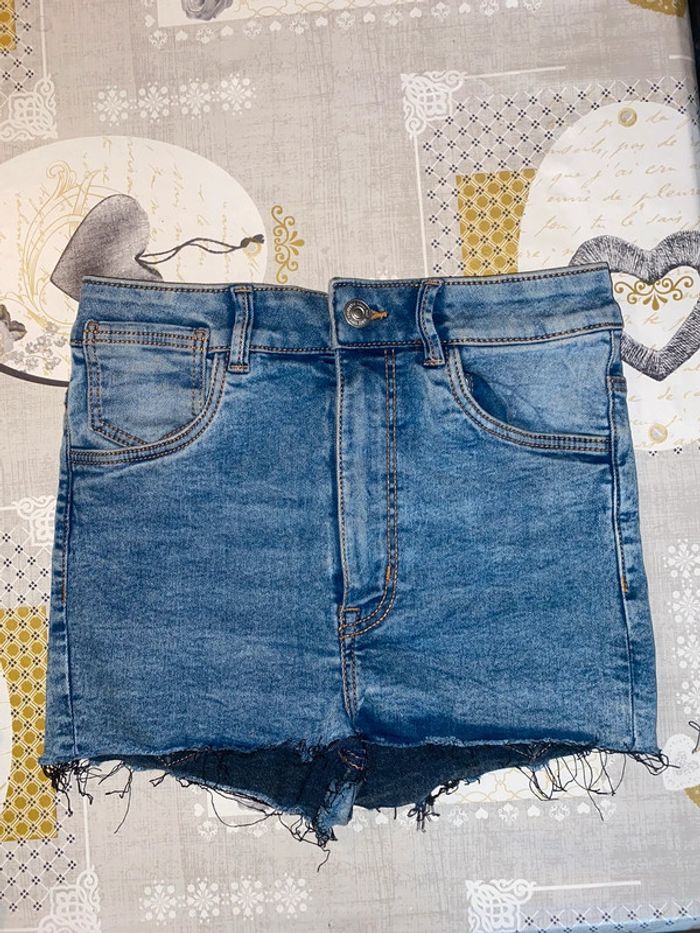 Short en jean moulant - photo numéro 2
