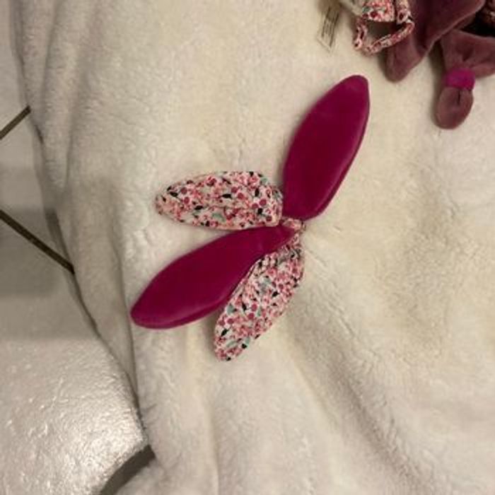 Tapis deveil blanc avec pattes fleuries et son doudou cerise assortis - photo numéro 4