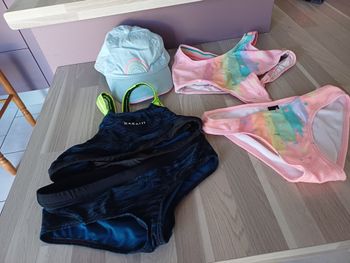 2 maillots de bain 2 pièces et 1 casquette pour filles Taille 7 ans