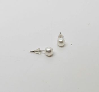 Paire de boucles d'oreilles. Neuve. Petite boule blanche