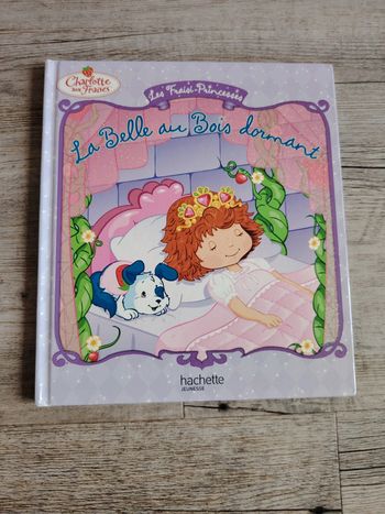 Livre "la belle au bois dormant" Charlotte aux fraises