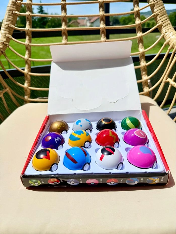 Boîte surprise 12 mini Pokéballs avec figurines Pokémon - photo numéro 2