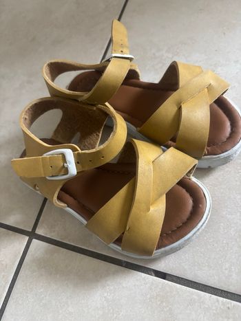 🔸 À vendre : 2 sandales enfant (taille 24) 	•	État : bon état / comme neuves 	•	Taille : 24 	