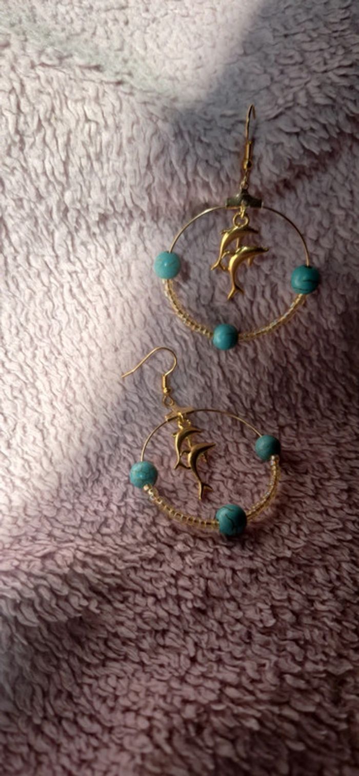 Boucles d'oreilles dorées avec dauphins et perles turquoise - photo numéro 4