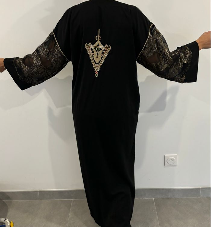 Abaya Noir Élegant avec Broderies Dorées - photo numéro 2