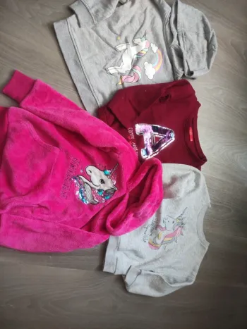 Lot de 3 pulls licorne 🦄 4 ans en très bon état très peu porté