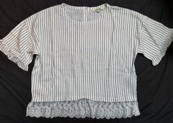 Top rayé et dentelles