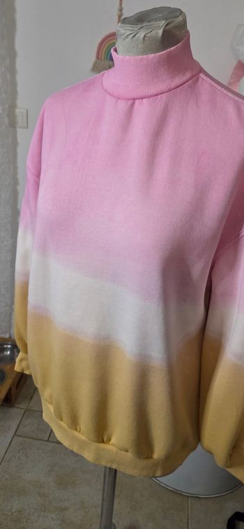 Sweat Bershka Col Montant Tie & Dye Rose/Blanc/Jaune – Taille S – Style Tendance