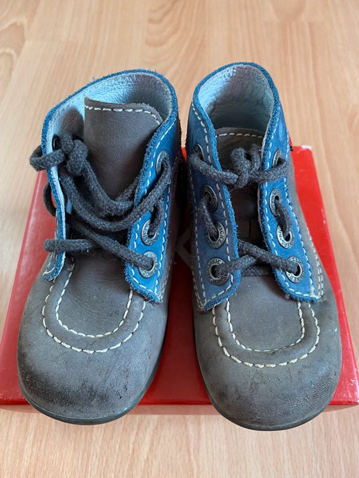 Jolie paire de chaussures/bottines Kickers T. 22 garçon - photo numéro 2