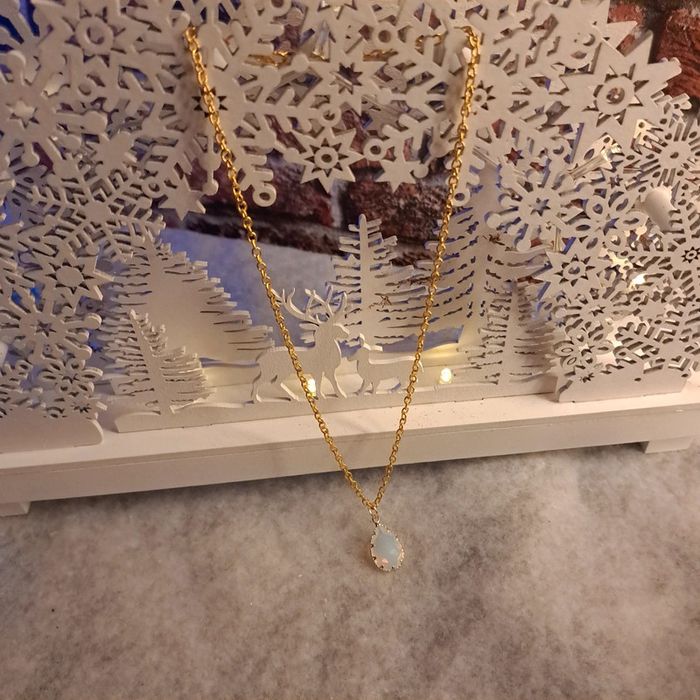 Collier doré avec pendentif blanc translucide et doré - photo numéro 2
