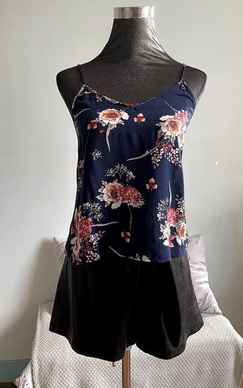 Débardeur coton á fleurs bleu nuit.