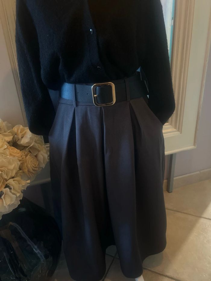Jupe plissée élastique et ceinturée, longueur 3/4