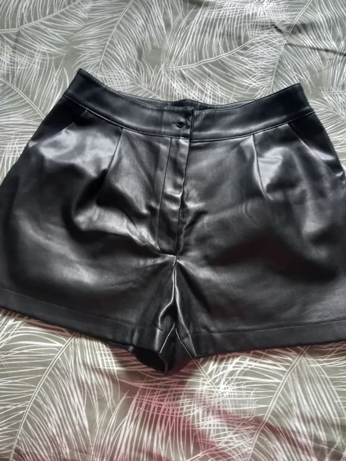 Short cuir