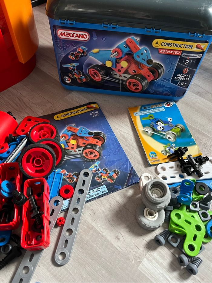 Meccano junior deux modèles voitures différents
